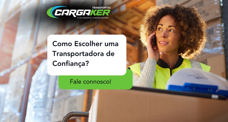 Mulher Com Cabelo Encaracolado, Vestindo Colete De Segurança Amarelo Fluorescente, Fala Ao Telefone Enquanto Está Num Armazém Ou Centro Logístico. À Sua Frente Há Caixas De Cartão Empilhadas. No Canto Superior Esquerdo Aparece O Logótipo Da Transportes Cargaker Com O Slogan 'O Seu Negócio, A Nossa Missão!'. Sobreposto à Imagem Está O Texto 'Como Escolher Uma Transportadora De Confiança?' Numa Caixa Branca, E Abaixo Um Botão Verde Com 'Fale Connosco!